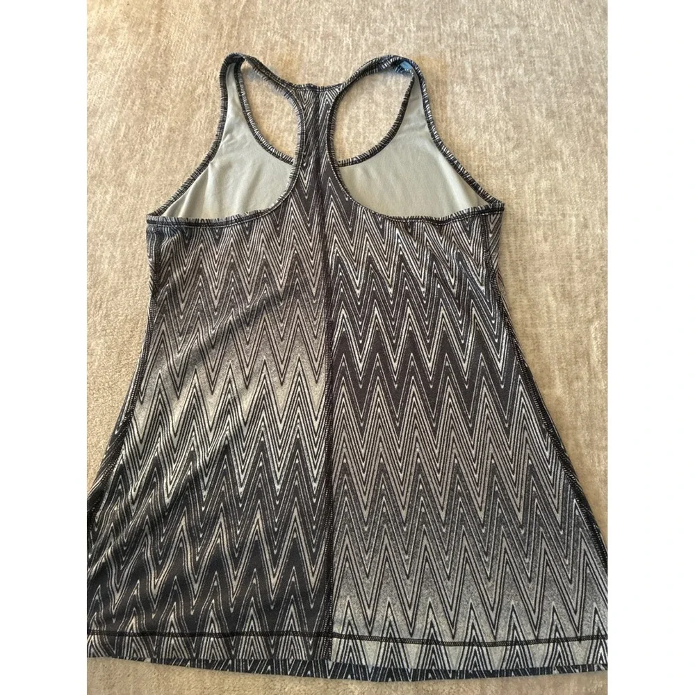 Nike Dri-FIT Racerback Tank Top Black White Chevron Zigzag Athletic Small - Picture 4 of 4